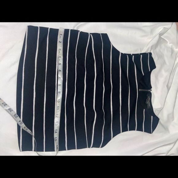 Banana Republic Sleeveless Striped Black and White Top - Picture 8 of 9